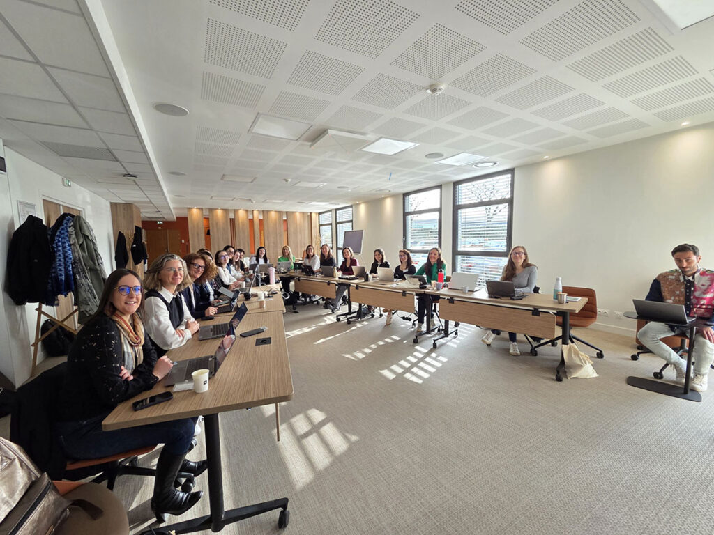 La commission Communication de l'AFIPRAL s'est retrouvée ce matin chez GATTEFOSSÉ pour échanger sur le thème : "l’utilisation de l’IA dans nos métiers de communicants" !